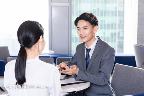 商務銷售員銷售汽車